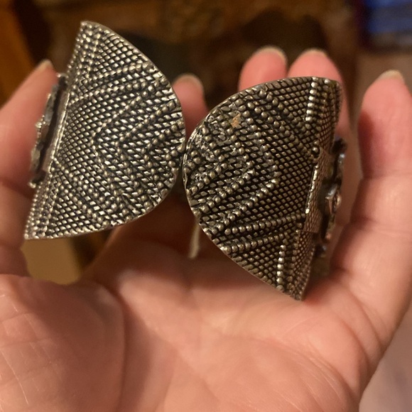 Rhinestone Fleur-de-Lis Cuff Bracelet. (ZZ) - Picture 3 of 5